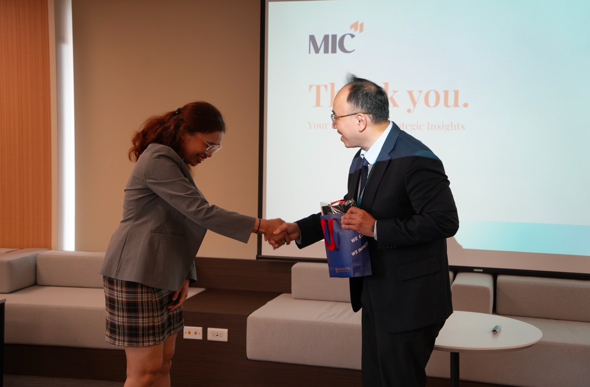 Dr. Deasy Simandjuntak exchanging tokens of appreciation with Director General Chris Hung after the session.